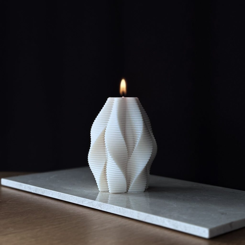 Rillenkeze, Designerstücke, Designerkerzen, Formkerzen, Geriffelte Kerzendesigns, Riffeldesign Dekoration, Statement Art Pieces, Tischdekoration, Seasonal Decor Pieces, Statement Piece 