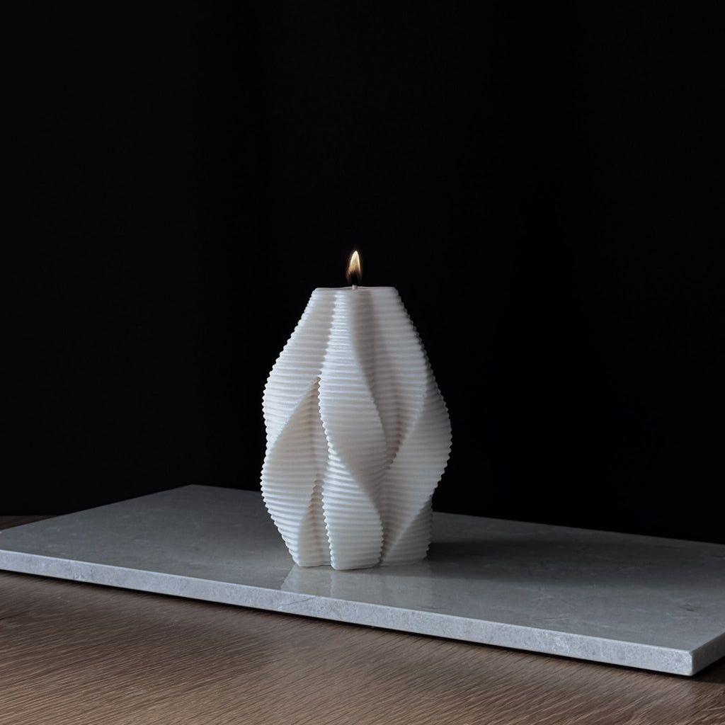 Rillenkeze, Designerstücke, Designerkerzen, Formkerzen, Geriffelte Kerzendesigns, Riffeldesign Dekoration, Statement Art Pieces, Tischdekoration, Seasonal Decor Pieces, Statement Piece 