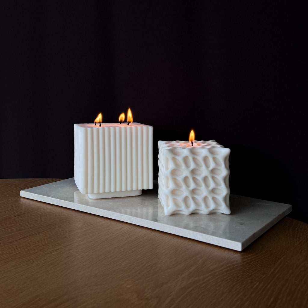 CELIA Kerze, CUBE Kerze, modernes Kerzendesign, organische Muster, minimalistische Dekoration, Designliebhaber, Trendsetter, stilvolle Beleuchtung, dekorative Kerzen, innovatives Wohnaccessoire