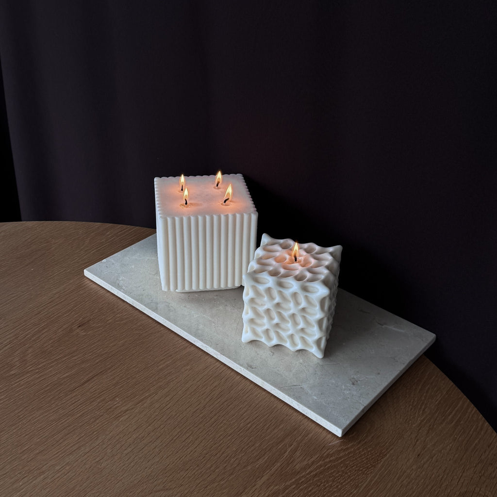 CELIA Kerze, CUBE Kerze, modernes Kerzendesign, organische Muster, minimalistische Dekoration, Designliebhaber, Trendsetter, stilvolle Beleuchtung, dekorative Kerzen, innovatives Wohnaccessoire