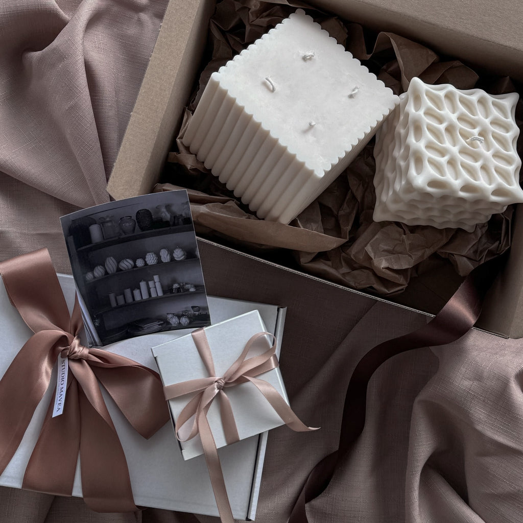 CELIA Kerze, CUBE Kerze in einer Geschenkbox, modernes Kerzendesign, organische Muster, minimalistische Dekoration, Designliebhaber, Trendsetter, stilvolle Beleuchtung, dekorative Kerzen, innovatives Wohnaccessoire