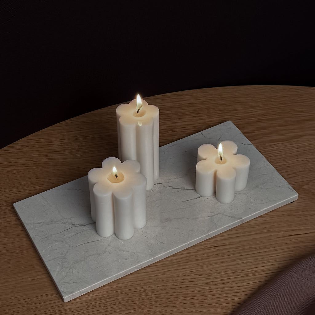 DAISY Kerze, Gänseblümchendesign, frühlingsfrische Dekoration, natürliche Beleuchtung, Geschenk für Naturliebhaber, ländliches Dekor, sommerliche Tischdekoration, freundliches Ambiente, leichte Raumgestaltung, lebensbejahende Energie.