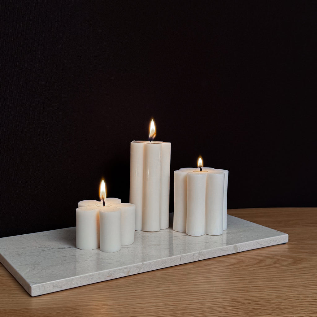 DAISY Kerze, Gänseblümchendesign, frühlingsfrische Dekoration, natürliche Beleuchtung, Geschenk für Naturliebhaber, ländliches Dekor, sommerliche Tischdekoration, freundliches Ambiente, leichte Raumgestaltung, lebensbejahende Energie.