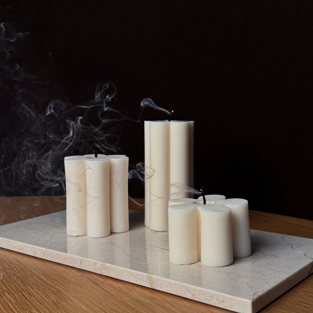 DAISY Kerze, Gänseblümchendesign, frühlingsfrische Dekoration, natürliche Beleuchtung, Geschenk für Naturliebhaber, ländliches Dekor, sommerliche Tischdekoration, freundliches Ambiente, leichte Raumgestaltung, lebensbejahende Energie.