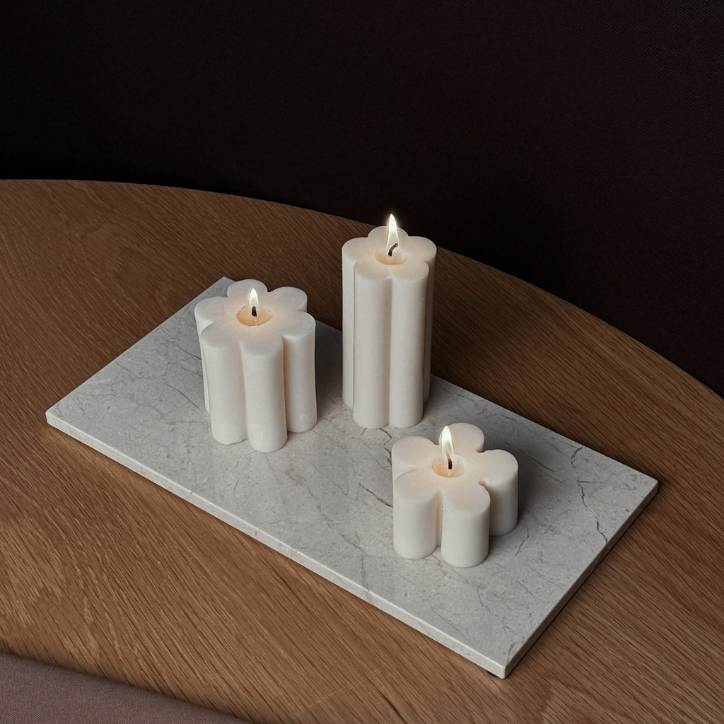 DAISY Kerze, Gänseblümchendesign, frühlingsfrische Dekoration, natürliche Beleuchtung, Geschenk für Naturliebhaber, ländliches Dekor, sommerliche Tischdekoration, freundliches Ambiente, leichte Raumgestaltung, lebensbejahende Energie.