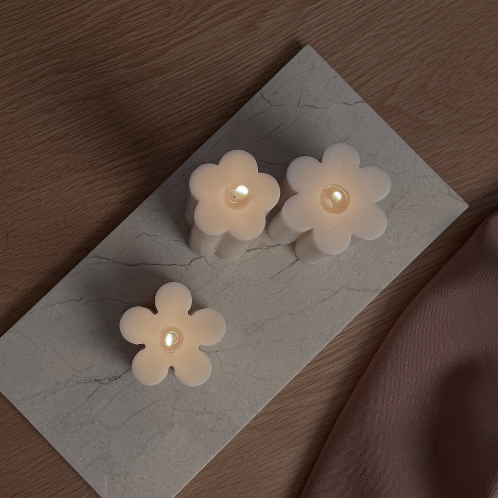 DAISY Kerze, Gänseblümchendesign, frühlingsfrische Dekoration, natürliche Beleuchtung, Geschenk für Naturliebhaber, ländliches Dekor, sommerliche Tischdekoration, freundliches Ambiente, leichte Raumgestaltung, lebensbejahende Energie.