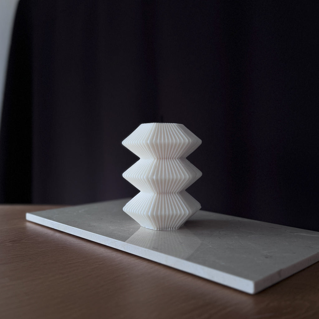 DAVINA Kerze, gestapeltes Design, Rapswachskerze, Baumwolldocht, nachhaltig, umweltfreundlich, handgefertigt, einzigartige Dekoration, luxuriöses Heimdekor, Geschenkidee.