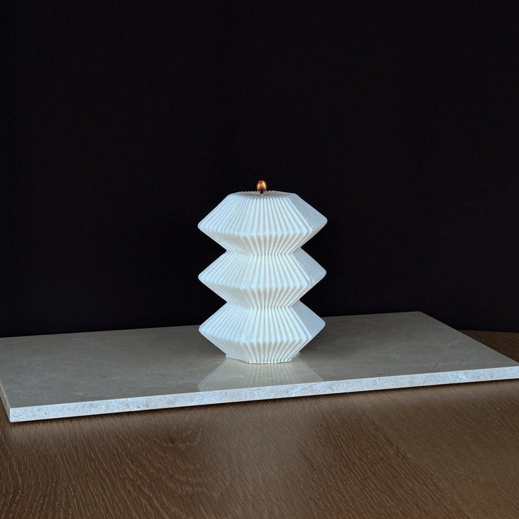 DAVINA Kerze, gestapeltes Design, Rapswachskerze, Baumwolldocht, nachhaltig, umweltfreundlich, handgefertigt, einzigartige Dekoration, luxuriöses Heimdekor, Geschenkidee.