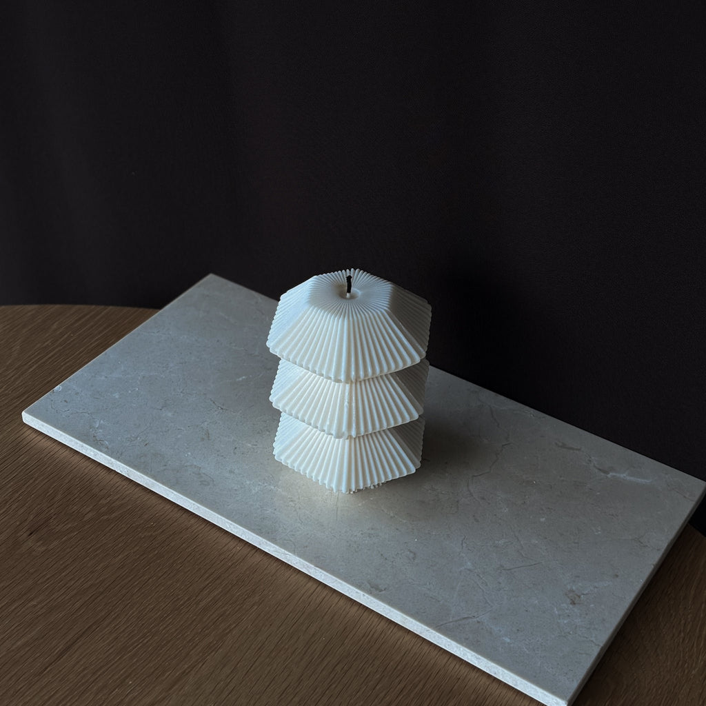 DAVINA Kerze, gestapeltes Design, Rapswachskerze, Baumwolldocht, nachhaltig, umweltfreundlich, handgefertigt, einzigartige Dekoration, luxuriöses Heimdekor, Geschenkidee.