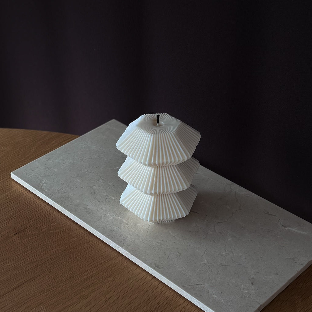 DAVINA Kerze, gestapeltes Design, Rapswachskerze, Baumwolldocht, nachhaltig, umweltfreundlich, handgefertigt, einzigartige Dekoration, luxuriöses Heimdekor, Geschenkidee.