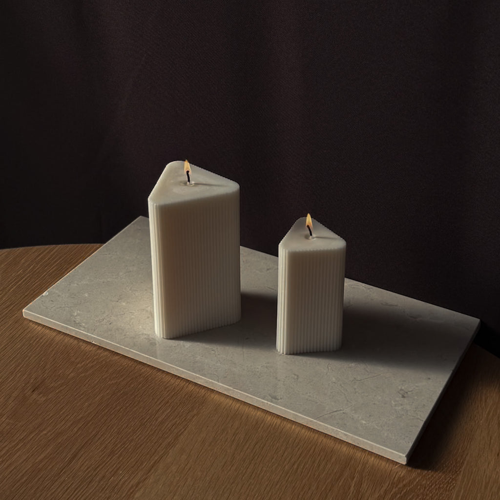 DELTA Kerze, geripptes Design, minimalistische Kerze, moderne Dekoration, elegante Beleuchtung, stilvolles Wohnaccessoire, Geschenk für Minimalisten, schlichte Eleganz, Dekor für moderne Räume, Geschenkidee, GeschenkefürSie, GeschenkefürFreundin, GeschenkebeiUmzug
