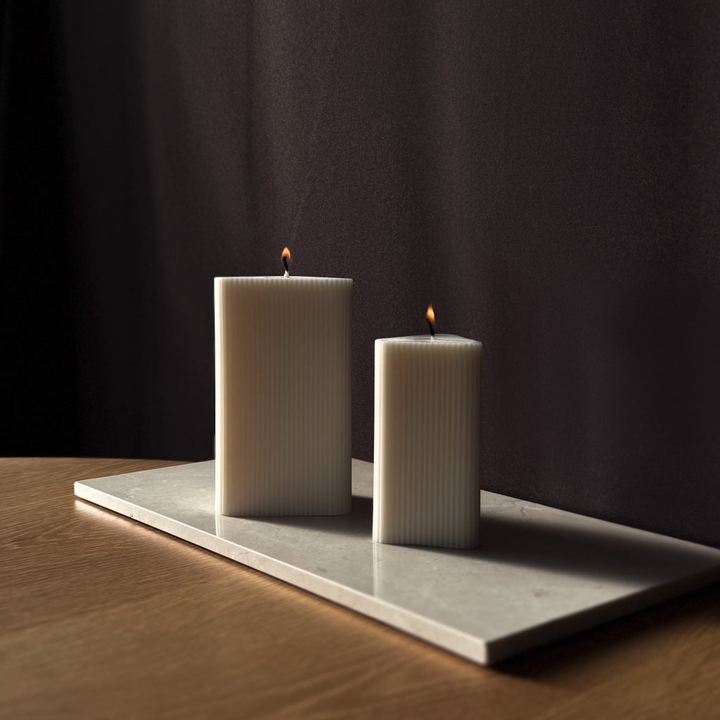 DELTA Kerze, geripptes Design, minimalistische Kerze, moderne Dekoration, elegante Beleuchtung, stilvolles Wohnaccessoire, Geschenk für Minimalisten, schlichte Eleganz, Dekor für moderne Räume, visuelles Interesse.
