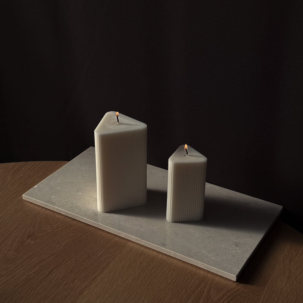 DELTA Kerze, geripptes Design, minimalistische Kerze, moderne Dekoration, elegante Beleuchtung, stilvolles Wohnaccessoire, Geschenk für Minimalisten, schlichte Eleganz, Dekor für moderne Räume, visuelles Interesse.
