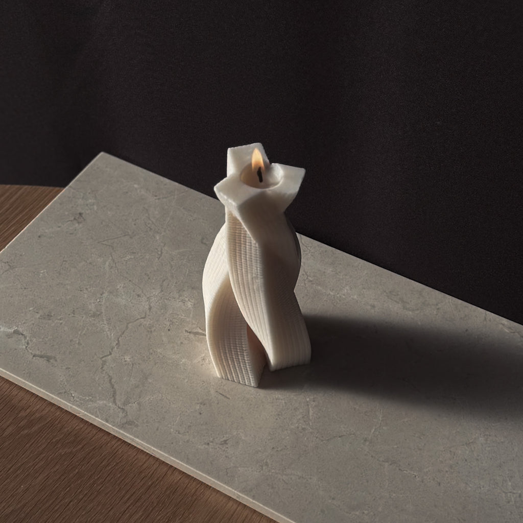 Gedrehte Kerze, Skulpturkerze, Säulenkerze, besondere Geschenkideen, Skulpturkerze mit Rillen, Gedrehte Swirlkerze