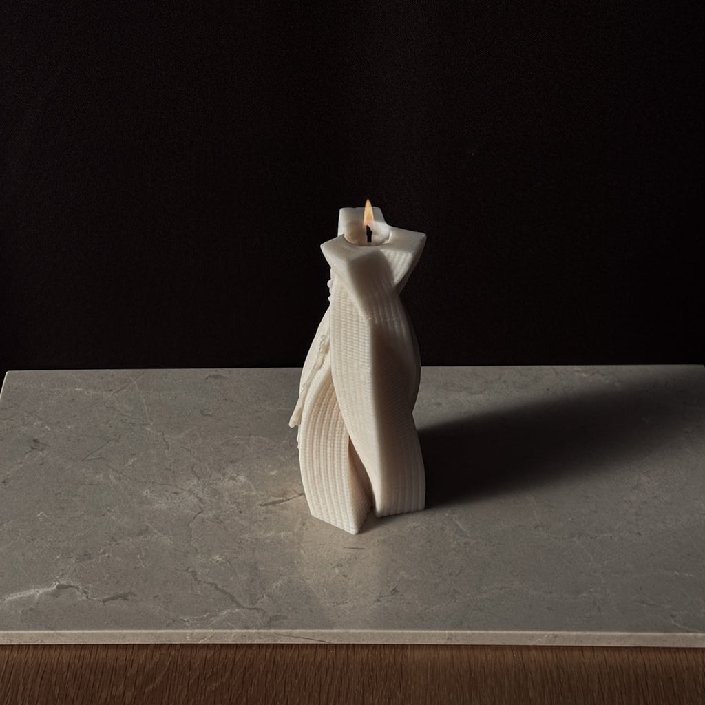 Gedrehte Kerze, Skulpturkerze, Säulenkerze, besondere Geschenkideen, Skulpturkerze mit Rillen, Gedrehte Swirlkerze