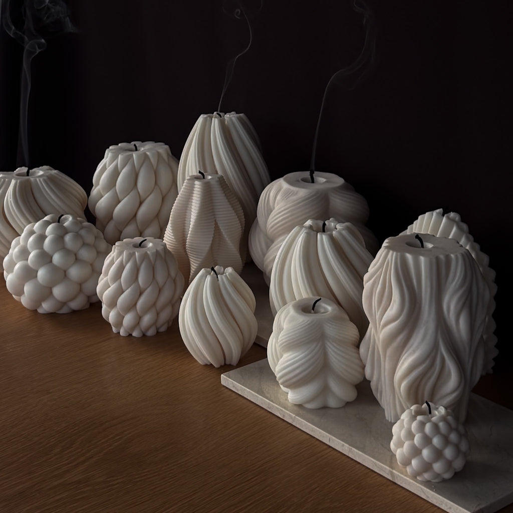 WAVE Kerze, wellenartiges Design, entspannende Atmosphäre, natürliche Eleganz, Geschenk für Yoga-Liebhaber, sanftes Design, beruhigendes Licht, Wohnkultur, Spa-Dekoration, stilvolles Wohnaccessoire.
