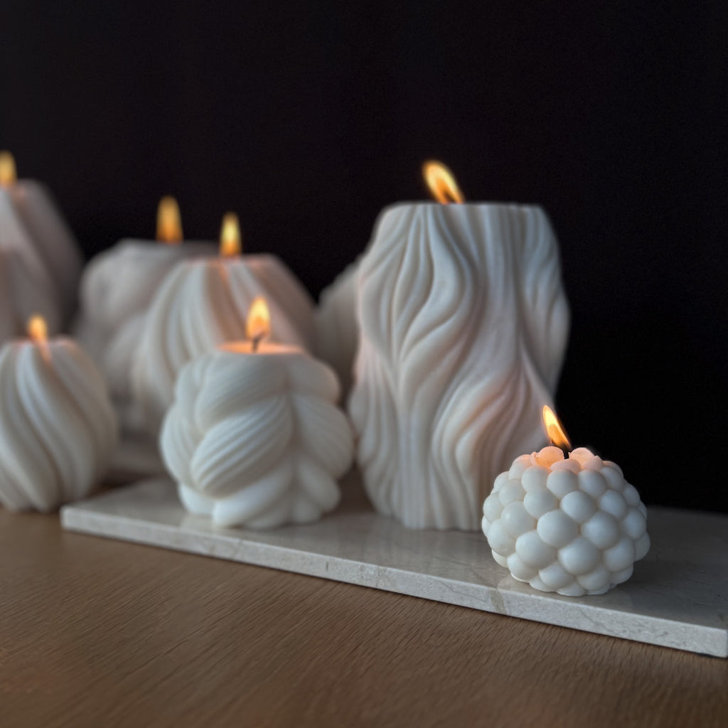 WAVE Kerze, wellenartiges Design, entspannende Atmosphäre, natürliche Eleganz, Geschenk für Yoga-Liebhaber, sanftes Design, beruhigendes Licht, Wohnkultur, Spa-Dekoration, stilvolles Wohnaccessoire.
