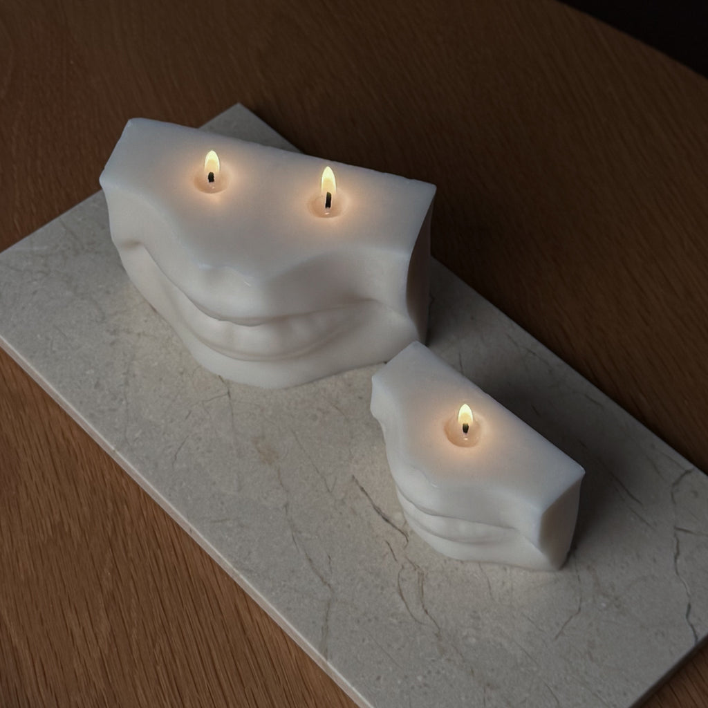 KISS Kerze, romantische Beleuchtung, künstlerisches Design, Geschenk für Paare, Liebe und Ästhetik, Hochzeitsdekoration, Jahrestagsgeschenk, intime Atmosphäre, zärtlicher Kuss, dekoratives Kunstwerk.