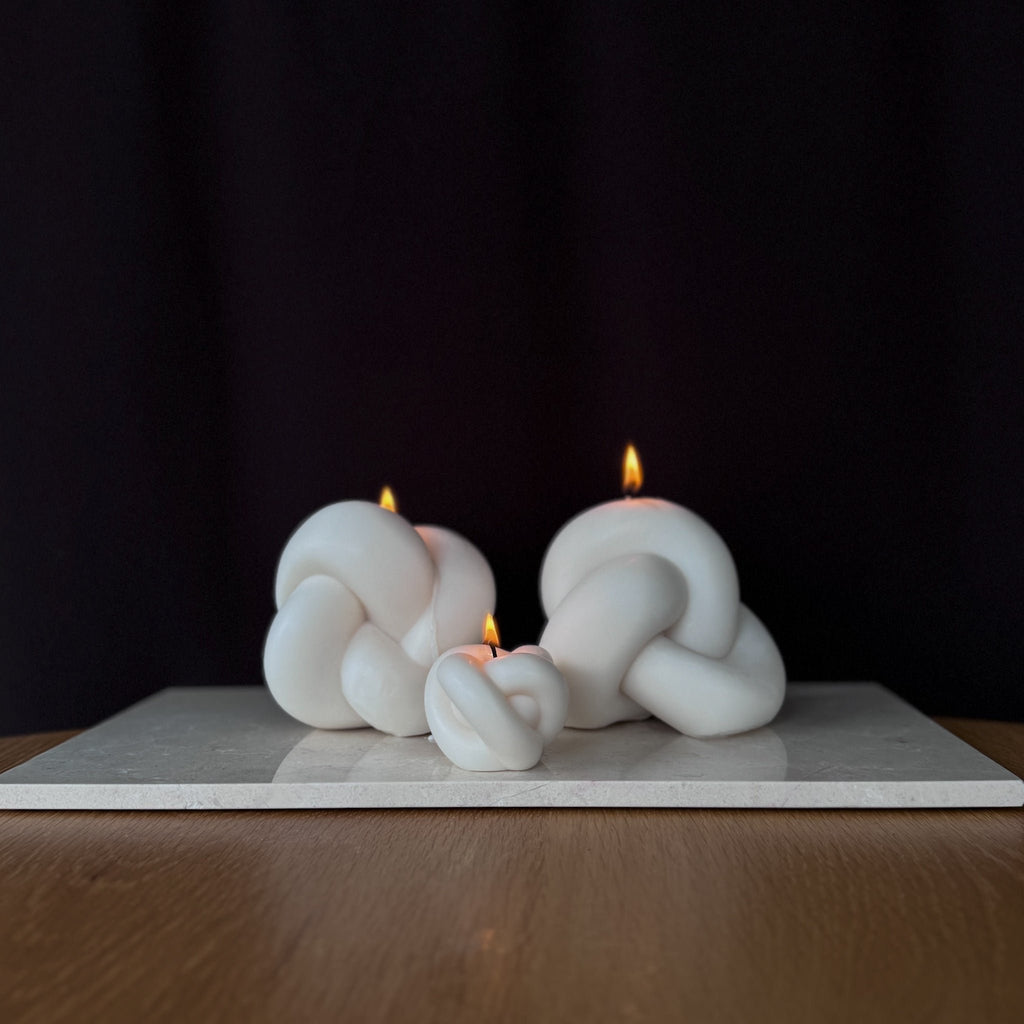 verflochtenes Design, Rapswachskerze, Baumwolldocht, umweltfreundlich, moderne Dekoration, skulpturale Kerze, minimalistisches Design, Geschenkidee, nachhaltiges Produkt.