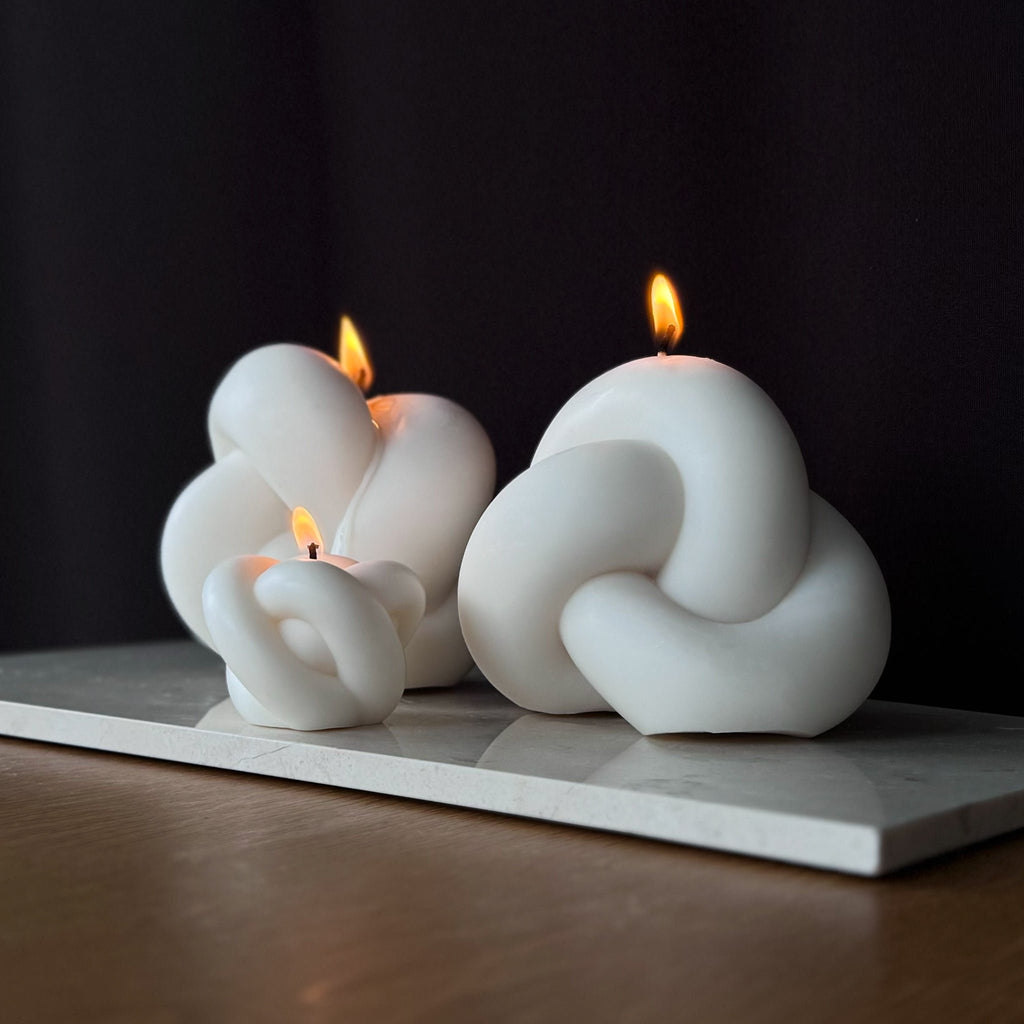 verflochtenes Design, Rapswachskerze, Baumwolldocht, umweltfreundlich, moderne Dekoration, skulpturale Kerze, minimalistisches Design, Geschenkidee, nachhaltiges Produkt.