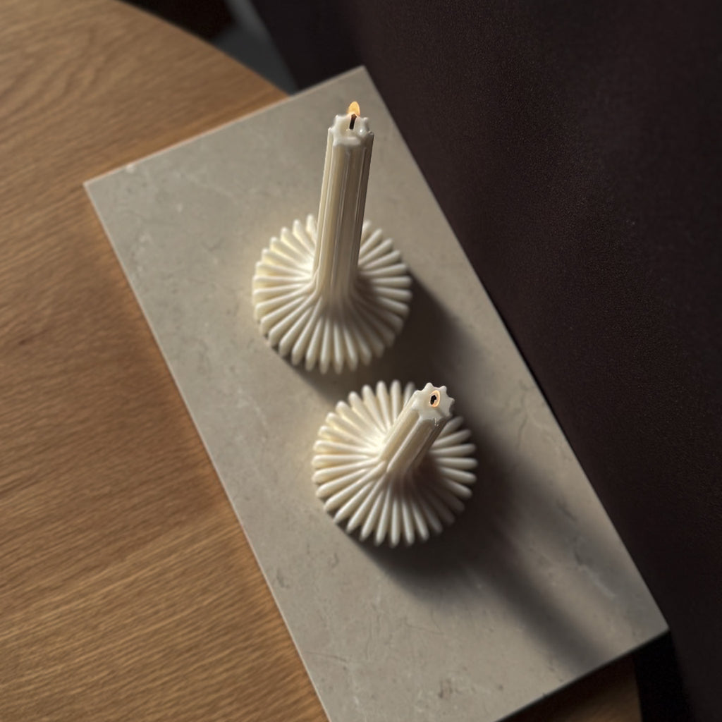 Stabkerze, Dekorationskerze, elegante Kerze, minimalistische Kerze, Abendessen Dekor, Wohnzimmer Accessoire, Geschenkidee, moderne Kerze, einzigartiges Design, stilvolle Beleuchtung.
