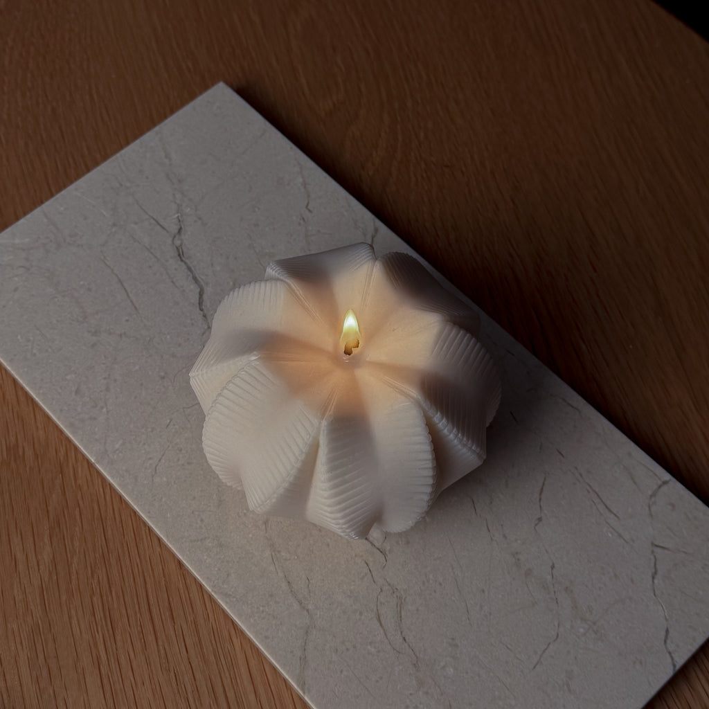 MATRIX Kerze, geometrisches Design, modernes Dekor, Designliebhaber, stilvolles Wohnaccessoire, Geschenk für Trendsetter, einzigartige Beleuchtung, Dekoration für moderne Räume, facettenreiches Lichtspiel, Blickfang.