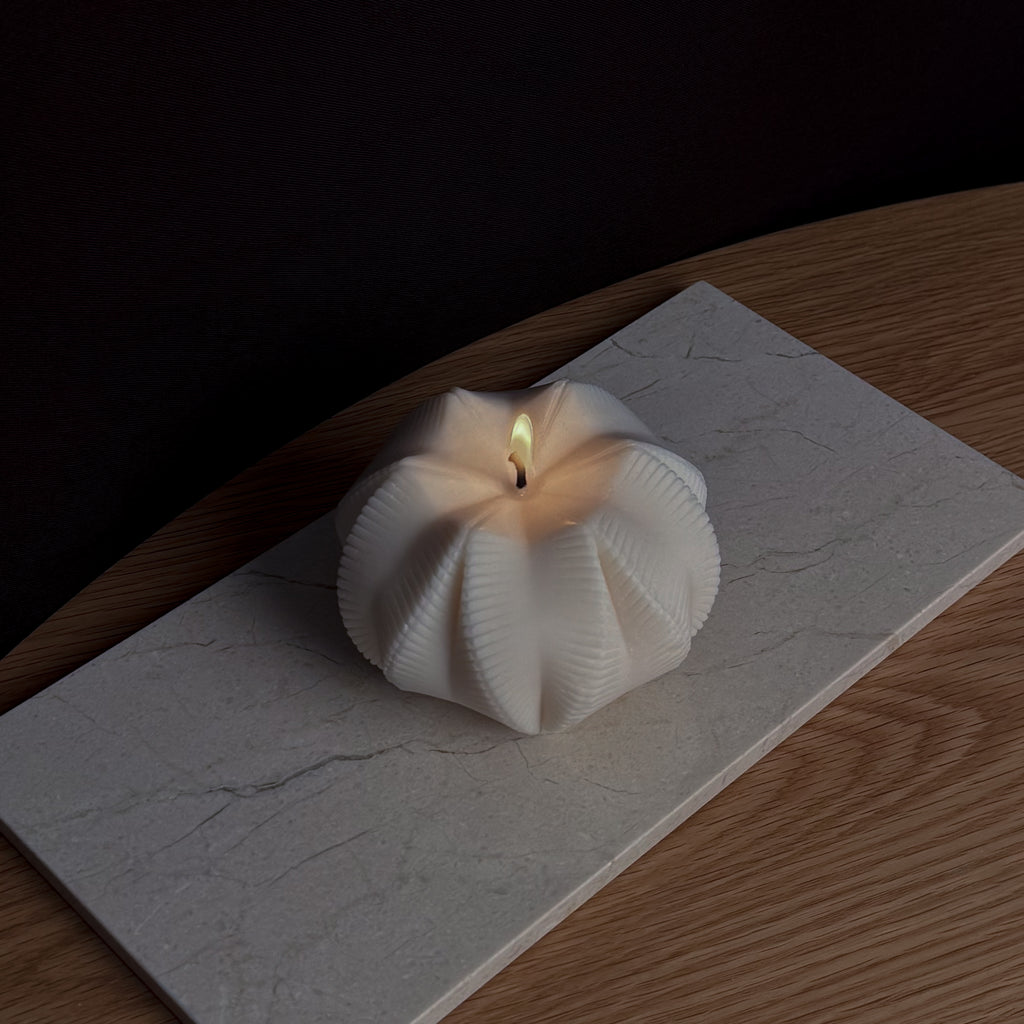 MATRIX Kerze, geometrisches Design, modernes Dekor, Designliebhaber, stilvolles Wohnaccessoire, Geschenk für Trendsetter, einzigartige Beleuchtung, Dekoration für moderne Räume, facettenreiches Lichtspiel, Blickfang.