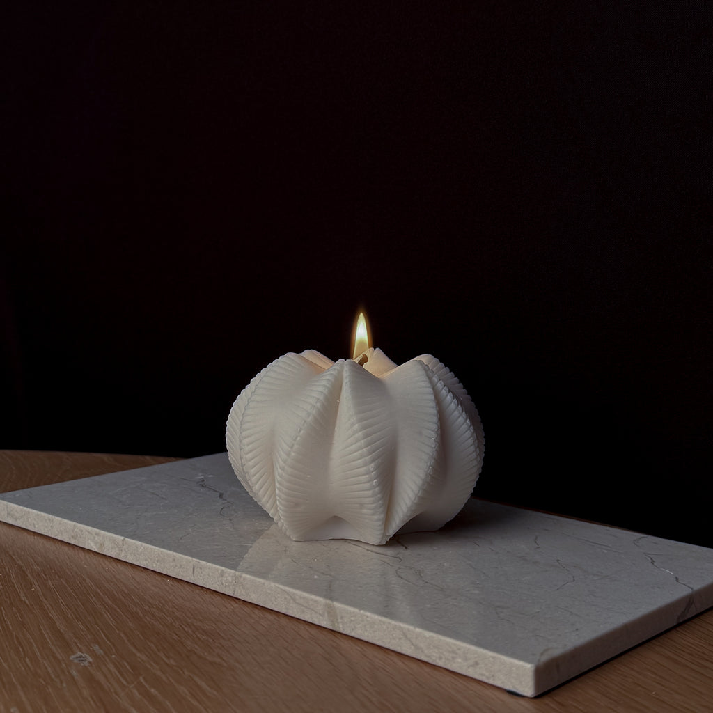 MATRIX Kerze, geometrisches Design, modernes Dekor, Designliebhaber, stilvolles Wohnaccessoire, Geschenk für Trendsetter, einzigartige Beleuchtung, Dekoration für moderne Räume, facettenreiches Lichtspiel, Blickfang.