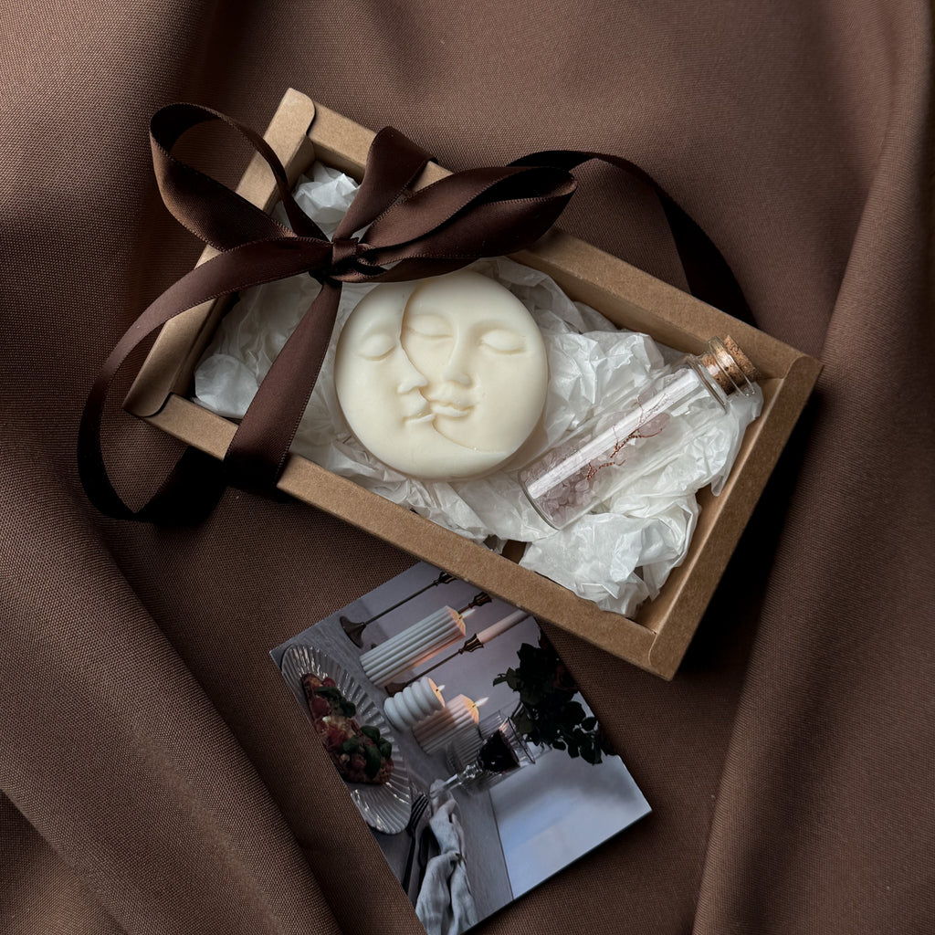 MOON Kerze, FACE Kerze, kunstvolles Design, beruhigende Kerzen, meditatives Ambiente, ästhetische Dekoration, Geschenk für Kunstliebhaber, besondere Heimdekoration, friedvolle Atmosphäre, kreative Beleuchtung.