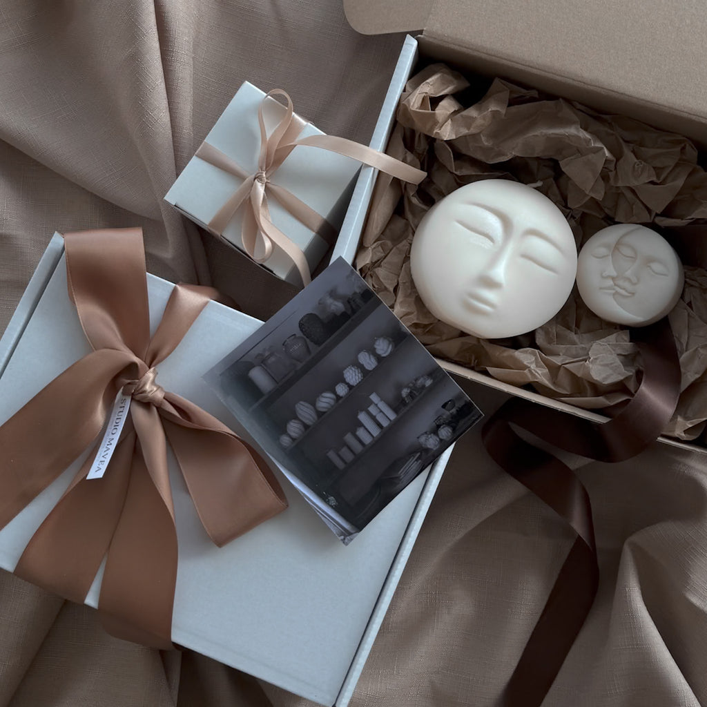 MOON Kerze, FACE Kerze, kunstvolles Design, beruhigende Kerzen, meditatives Ambiente, ästhetische Dekoration, Geschenk für Kunstliebhaber, besondere Heimdekoration, friedvolle Atmosphäre, kreative Beleuchtung.