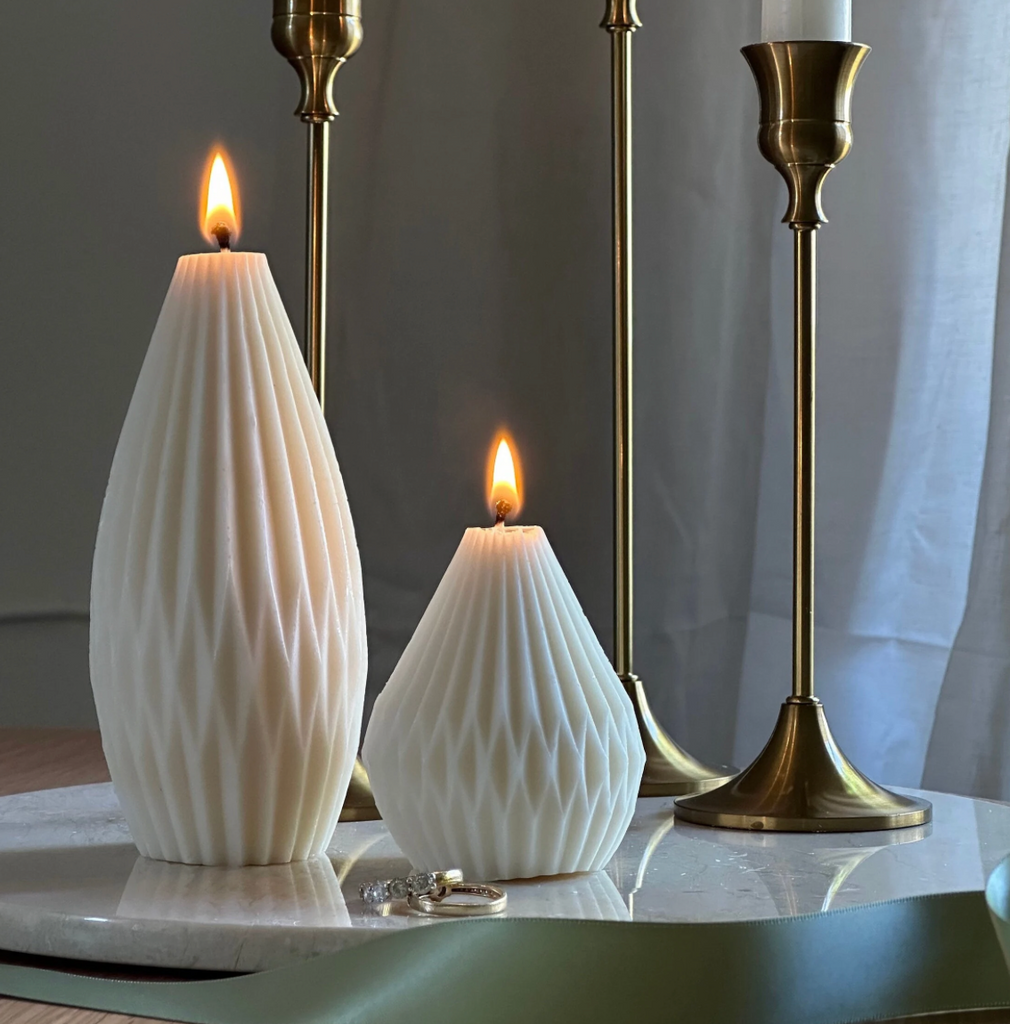 Moderne KerzeMinimalistisches DesignGeometrische FormDesign-EnthusiastenDekor für moderne RäumeSchlichte EleganzZeitgenössisches WohnaccessoireFacettierte KerzeStatement-PieceDekoration für Zuhause und Büro