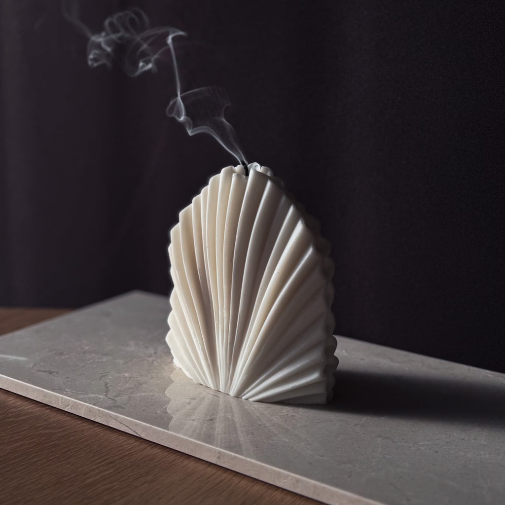 PALM Kerze, Fächerform, Rapswachskerze, Baumwolldocht, skulpturale Kerze, umweltfreundlich, Handwerkskunst, moderne Dekoration, elegante Beleuchtung, nachhaltige Geschenke, Heimdekoration.

