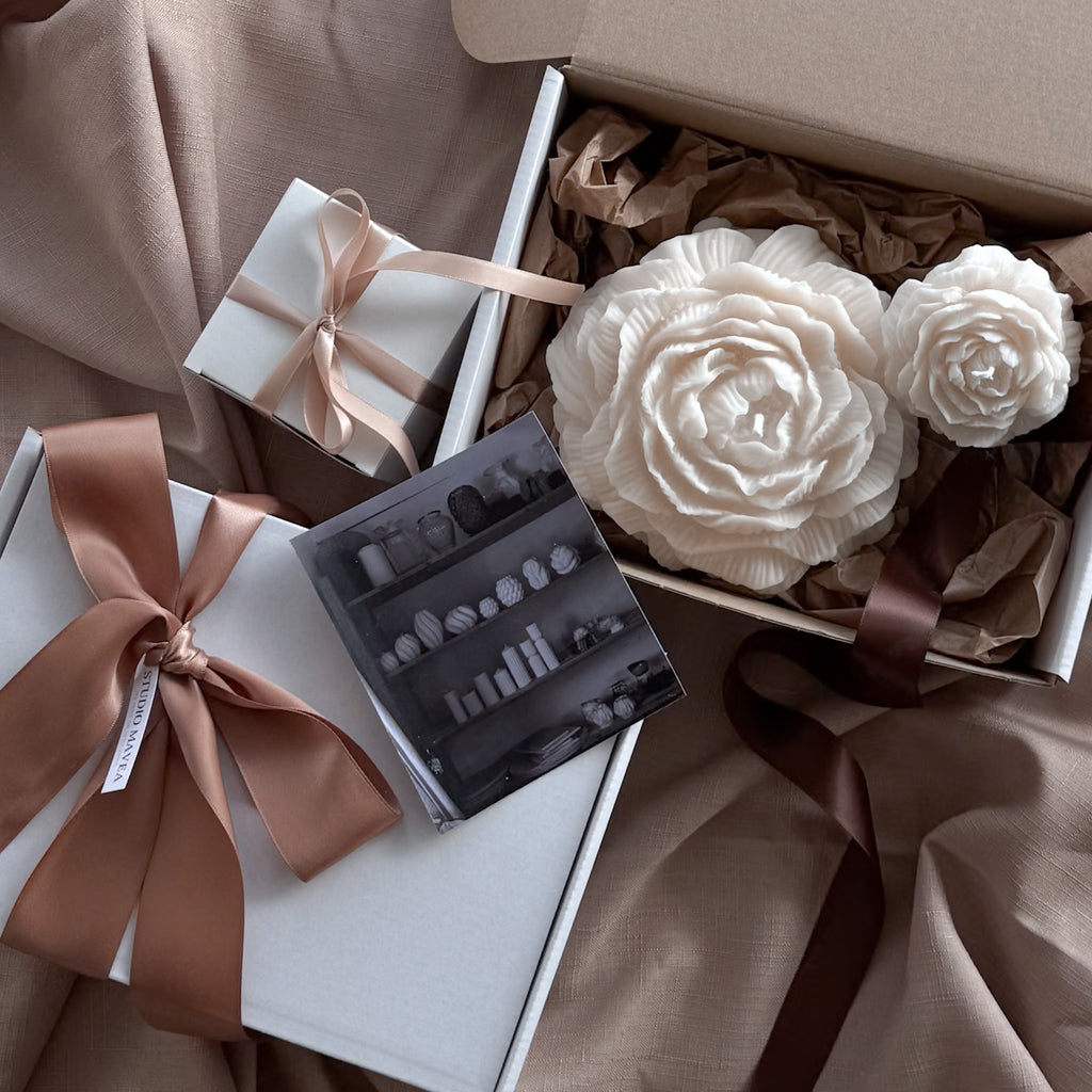 PEONY Kerze, blumiges Design, florale Eleganz, Geschenk für Gartenfreunde, Hochzeitsdekoration, romantische Beleuchtung, Blumenkerze, frische Atmosphäre, dekoratives Element, natürliche Schönheit.