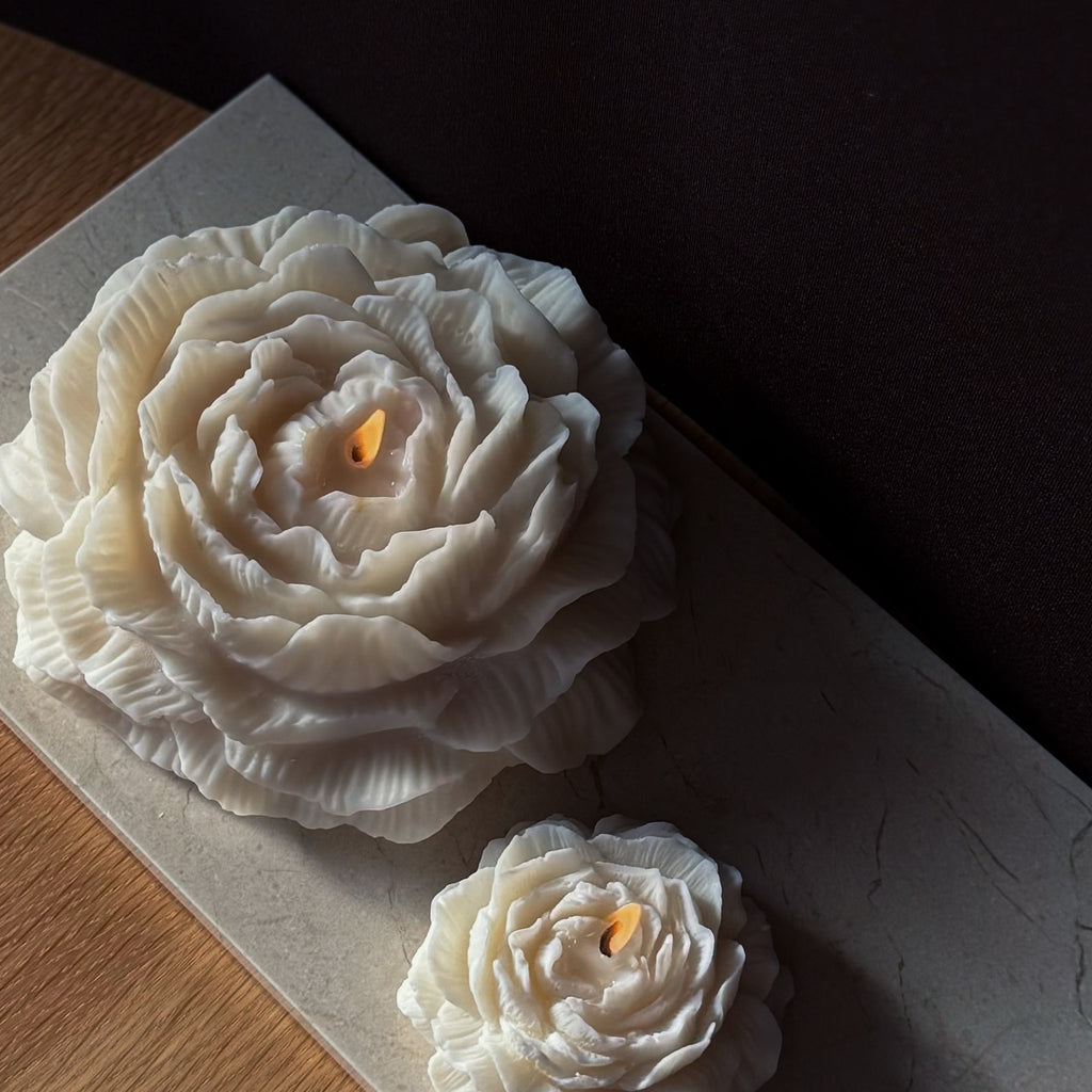 PEONY Kerze, blumiges Design, florale Eleganz, Geschenk für Gartenfreunde, Hochzeitsdekoration, romantische Beleuchtung, Blumenkerze, frische Atmosphäre, dekoratives Element, natürliche Schönheit.
