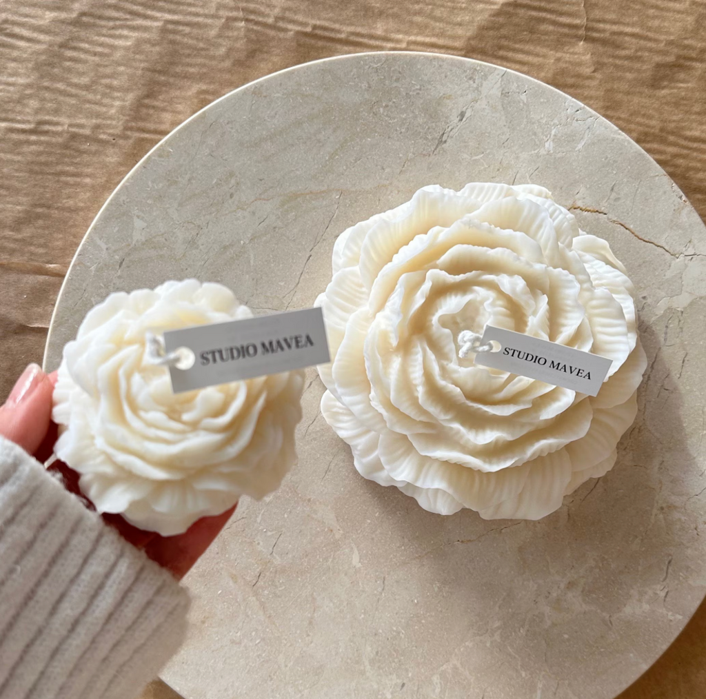 PEONY Kerze, blumiges Design, florale Eleganz, Geschenk für Gartenfreunde, Hochzeitsdekoration, romantische Beleuchtung, Blumenkerze, frische Atmosphäre, dekoratives Element, natürliche Schönheit.