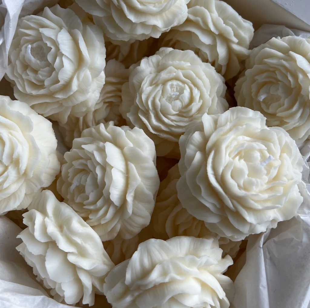 PEONY Kerze, blumiges Design, florale Eleganz, Geschenk für Gartenfreunde, Hochzeitsdekoration, romantische Beleuchtung, Blumenkerze, frische Atmosphäre, dekoratives Element, natürliche Schönheit.