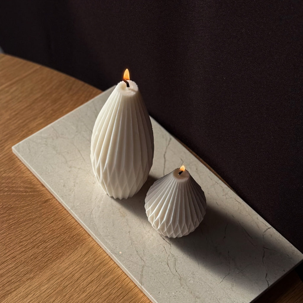 Moderne KerzeMinimalistisches DesignGeometrische FormDesign-EnthusiastenDekor für moderne RäumeSchlichte EleganzZeitgenössisches WohnaccessoireFacettierte KerzeStatement-PieceDekoration für Zuhause und Büro