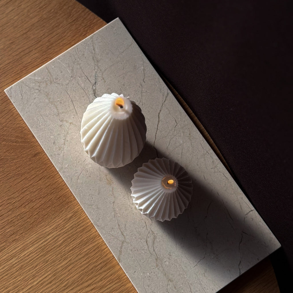 Moderne KerzeMinimalistisches DesignGeometrische FormDesign-EnthusiastenDekor für moderne RäumeSchlichte EleganzZeitgenössisches WohnaccessoireFacettierte KerzeStatement-PieceDekoration für Zuhause und Büro