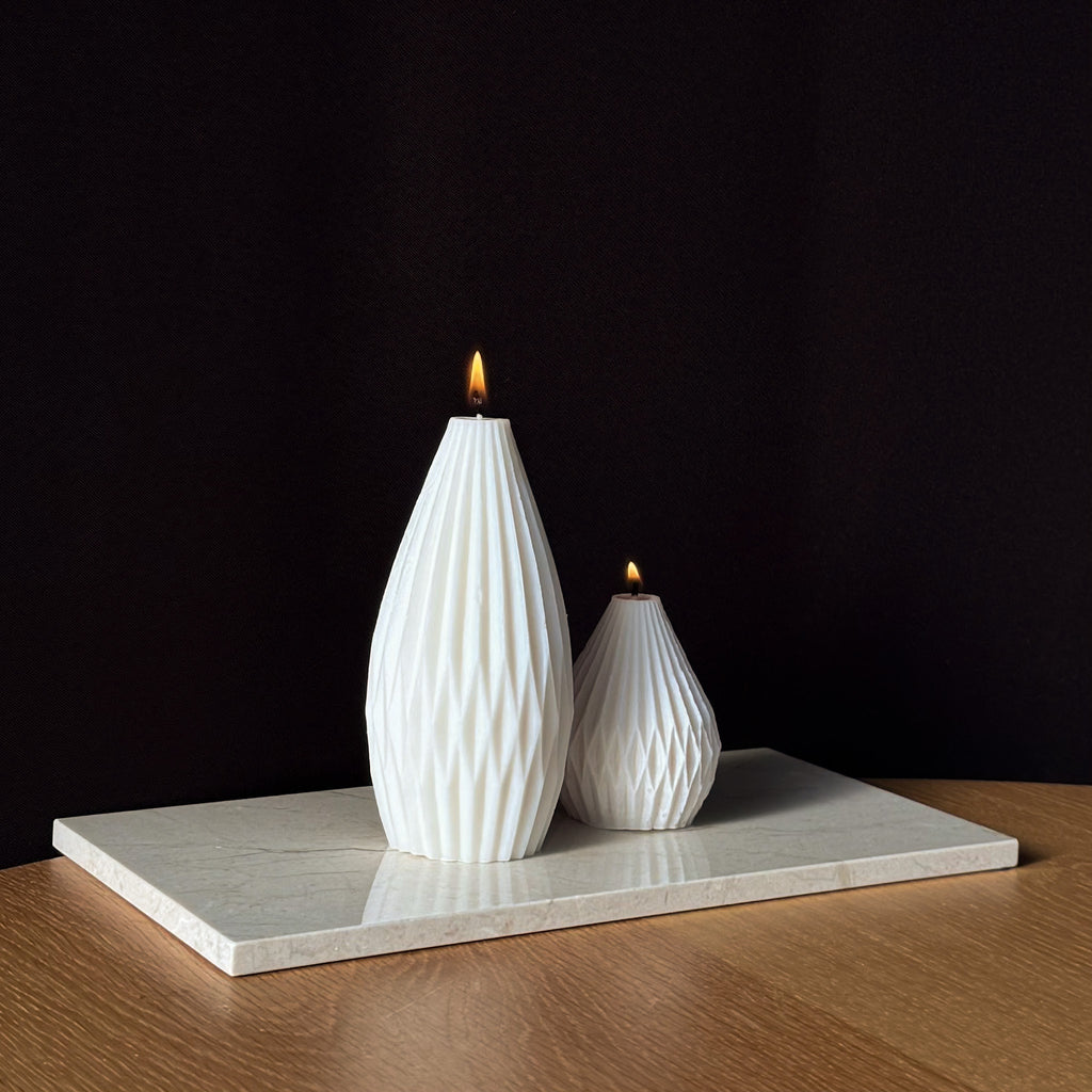 Moderne KerzeMinimalistisches DesignGeometrische FormDesign-EnthusiastenDekor für moderne RäumeSchlichte EleganzZeitgenössisches WohnaccessoireFacettierte KerzeStatement-PieceDekoration für Zuhause und Büro