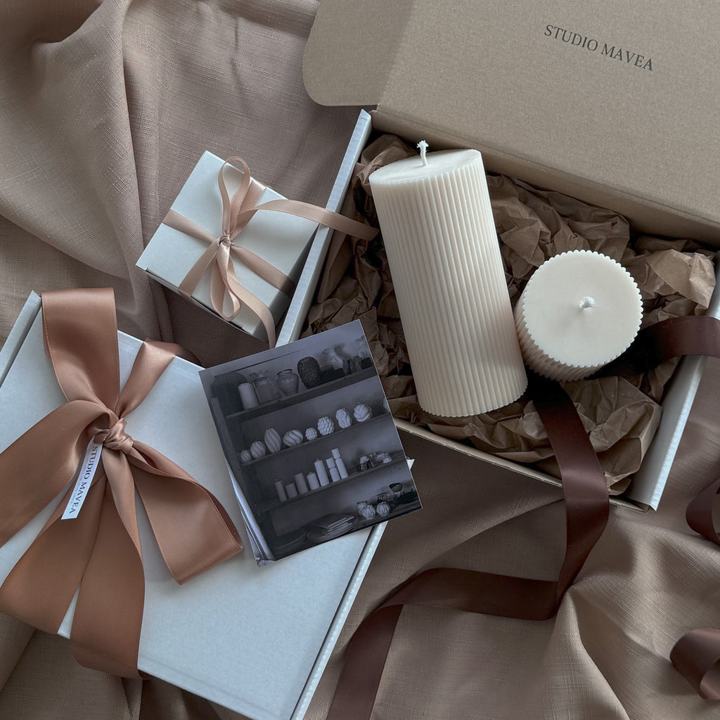 ROMI Kerze, minimalistisches Design, moderne Beleuchtung, skandinavischer Stil, gerippte Kerze, elegantes Wohnaccessoire, dezent stilvoll, Atmosphäre schaffen, sanfte Beleuchtung, zurückhaltende Eleganz.
