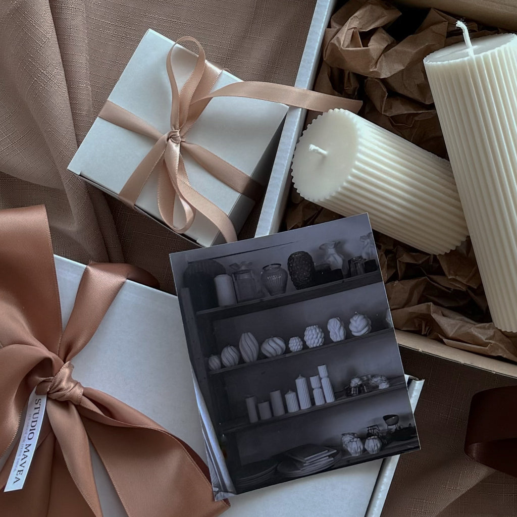 RUNA Kerze, minimalistisches Design, moderne Beleuchtung, skandinavischer Stil, gerippte Kerze, elegantes Wohnaccessoire, dezent stilvoll, Atmosphäre schaffen, sanfte Beleuchtung, Geschenkbox.