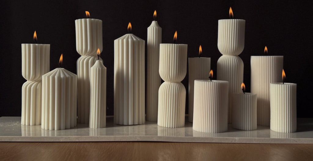 Säulenkerzen, Tablesetting, Kerzen mit Rillen, Tischdekoration, Hochzeitsdekoration, Eventdekoration, stilvolles Wohnaccessoire, minimalistische Dekoration, Geschenkidee, einladendes Ambiente, zeitlose Eleganz, Raffinesse für Zuhause.