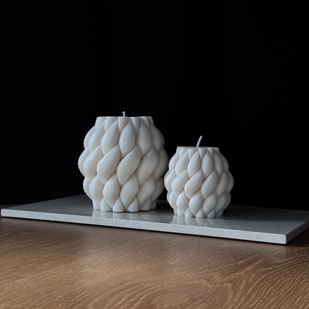 Designhighlight, geflochtenes Design, moderne Kerze, minimalistische Dekoration, stilvolles Wohnaccessoire, Geschenk für Designliebhaber, einzigartige Beleuchtung, Atmosphäre schaffen, Dekor für Büros, innovatives Kerzendesign.