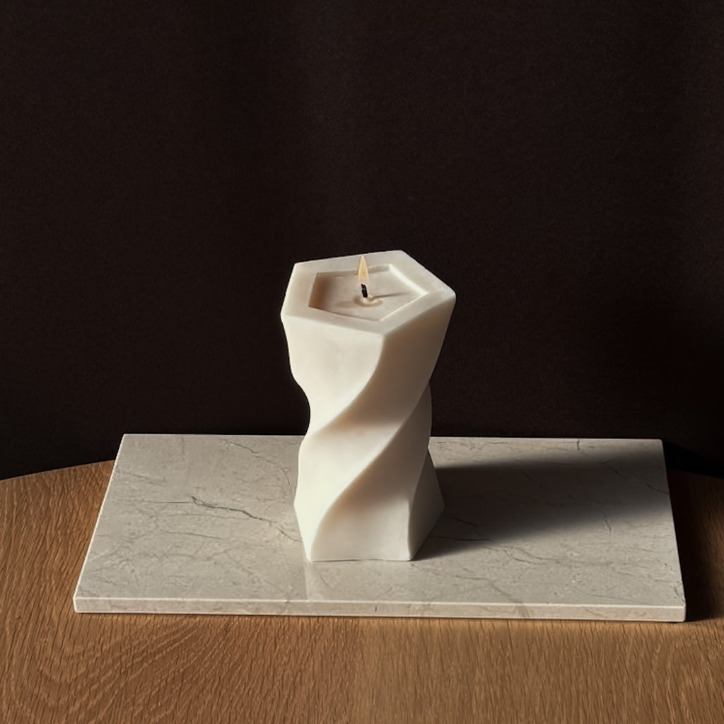 SCARLETT Kerze, modernes Kunstwerk, spiralförmiges Design, minimalistisches Accessoire, zeitgenössische Einrichtung, Designliebhaber, stilvolle Beleuchtung, einzigartige Geschenkidee, dekorative Kerze, elegantes Heimaccessoire.