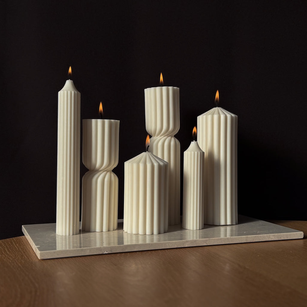 Säulenkerzen, Tablesetting, Kerzen mit Rillen, Tischdekoration, Hochzeitsdekoration, Eventdekoration, stilvolles Wohnaccessoire, minimalistische Dekoration, Geschenkidee, einladendes Ambiente, zeitlose Eleganz, Raffinesse für Zuhause.