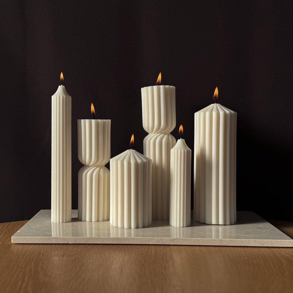 Säulenkerzen, Tablesetting, Kerzen mit Rillen, Tischdekoration, Hochzeitsdekoration, Eventdekoration, stilvolles Wohnaccessoire, minimalistische Dekoration, Geschenkidee, einladendes Ambiente, zeitlose Eleganz, Raffinesse für Zuhause.