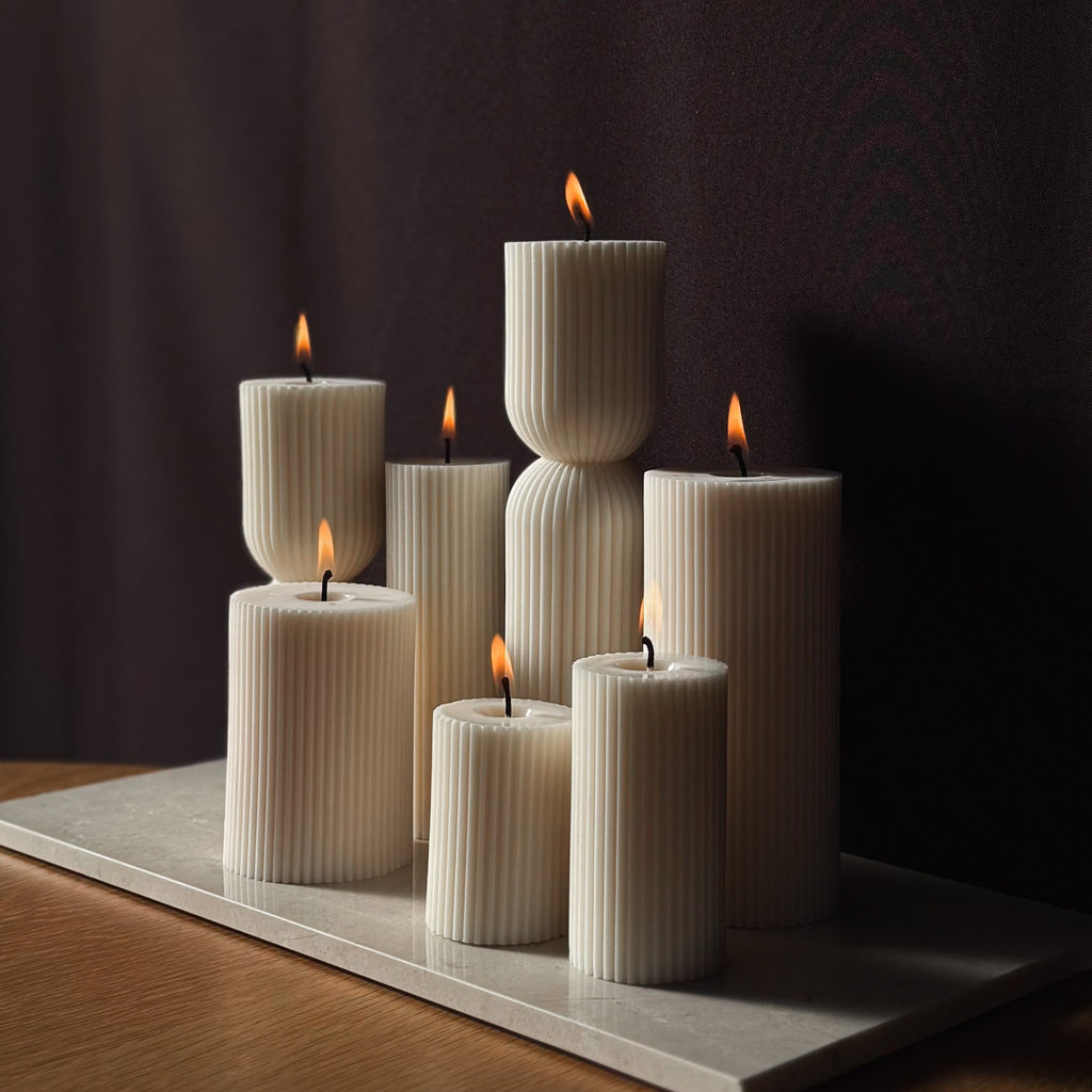 TILDA Kerze, modernes Design, geripptes Detail, skulpturale Kerze, minimalistische Dekoration, elegante Beleuchtung, moderne Kunst, Geschenk für Designer, stilvolles Wohnaccessoire, architektonisches Element.