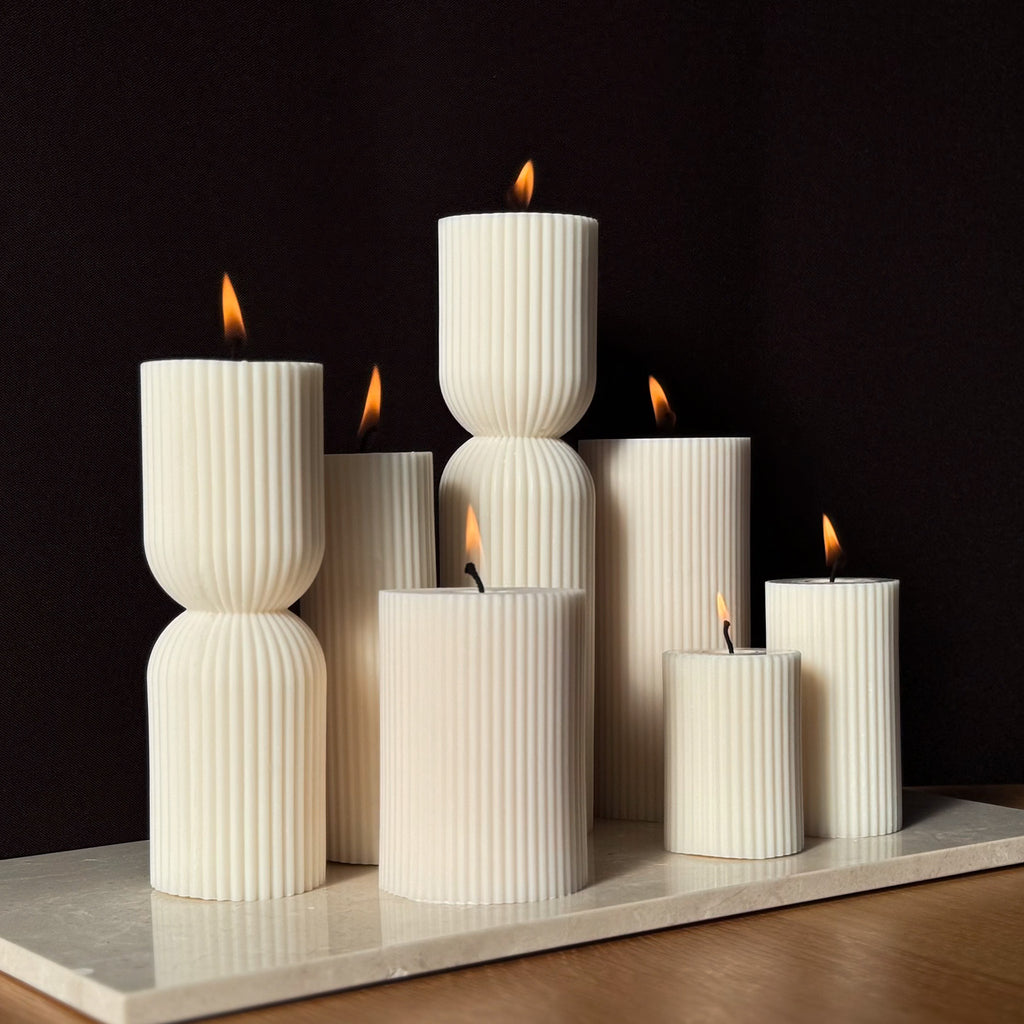 TILDA Kerze, modernes Design, geripptes Detail, skulpturale Kerze, minimalistische Dekoration, elegante Beleuchtung, moderne Kunst, Geschenk für Designer, stilvolles Wohnaccessoire, architektonisches Element.