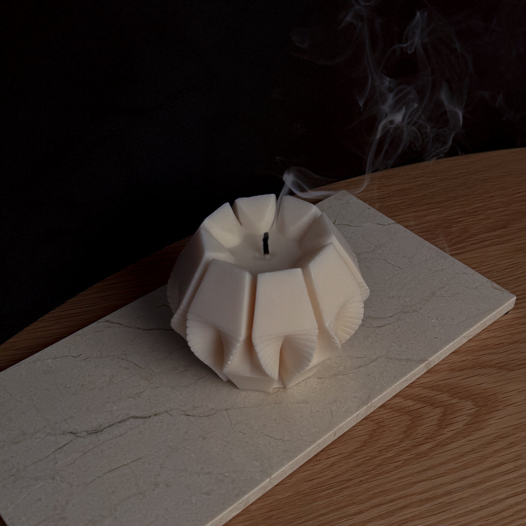 SPHERE Kerze, geometrisches Design, modernes Dekor, Designliebhaber, stilvolles Wohnaccessoire, Geschenk für Trendsetter, einzigartige Beleuchtung, Dekoration für moderne Räume, facettenreiches Lichtspiel, Blickfang.