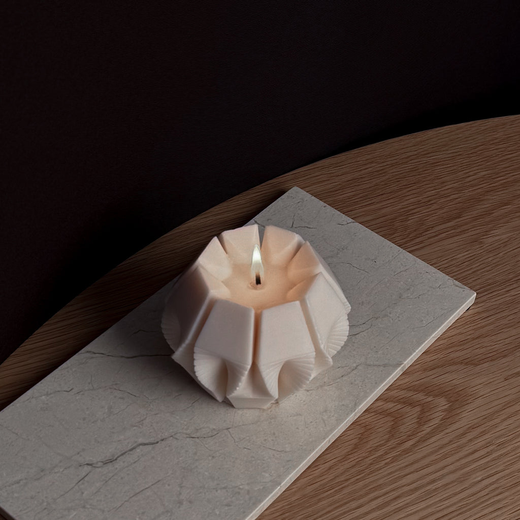 SPHERE Kerze, geometrisches Design, modernes Dekor, Designliebhaber, stilvolles Wohnaccessoire, Geschenk für Trendsetter, einzigartige Beleuchtung, Dekoration für moderne Räume, facettenreiches Lichtspiel, Blickfang.